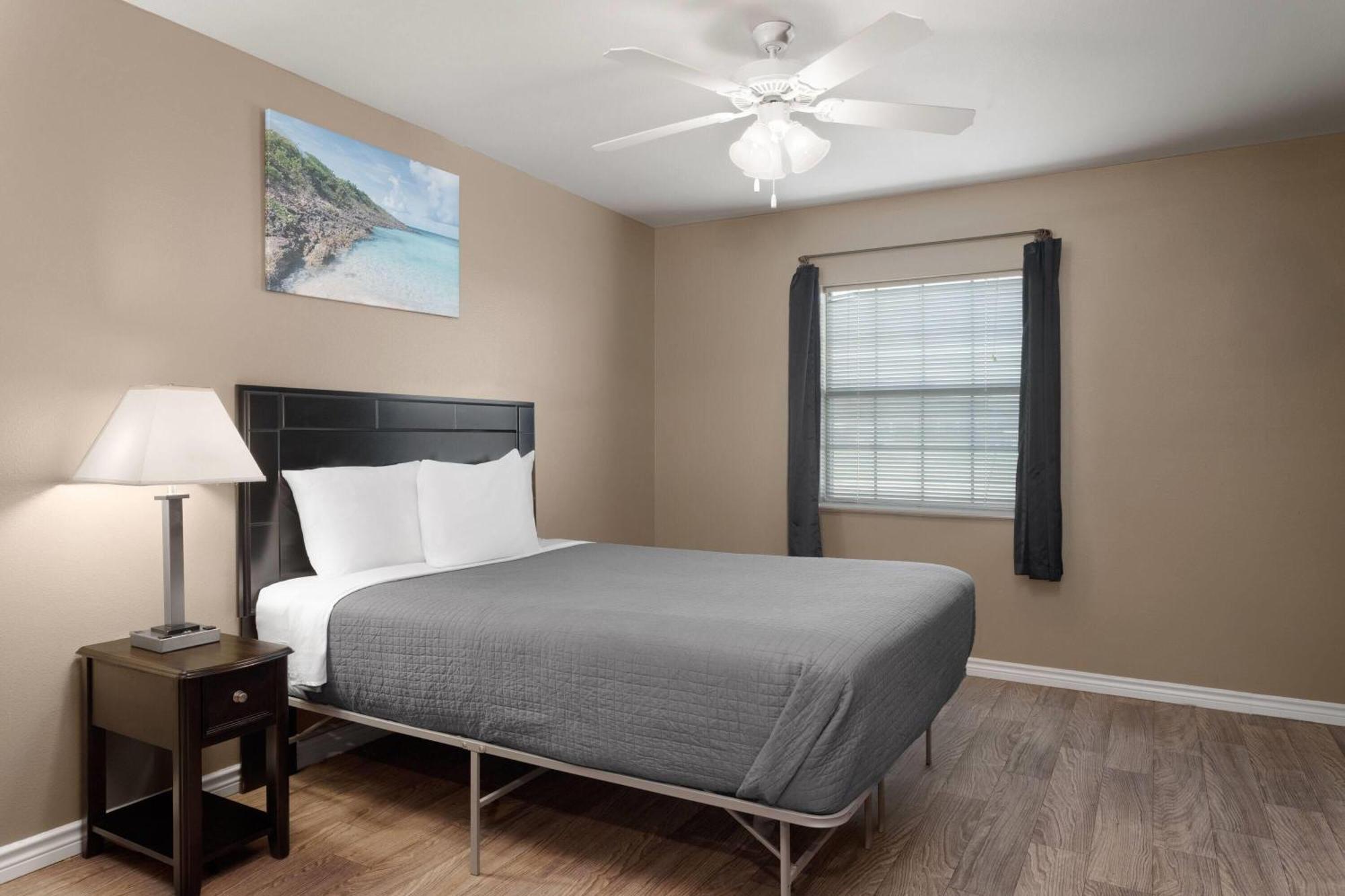 Eagle'S Den Suites Andrews A Travelodge By Wyndham Exterior photo