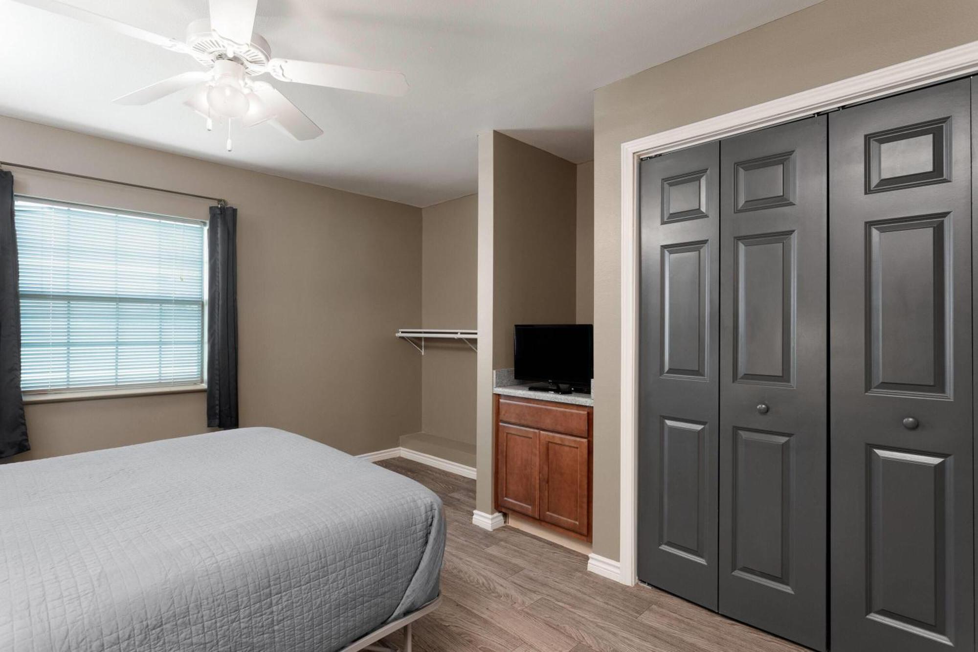 Eagle'S Den Suites Andrews A Travelodge By Wyndham Exterior photo