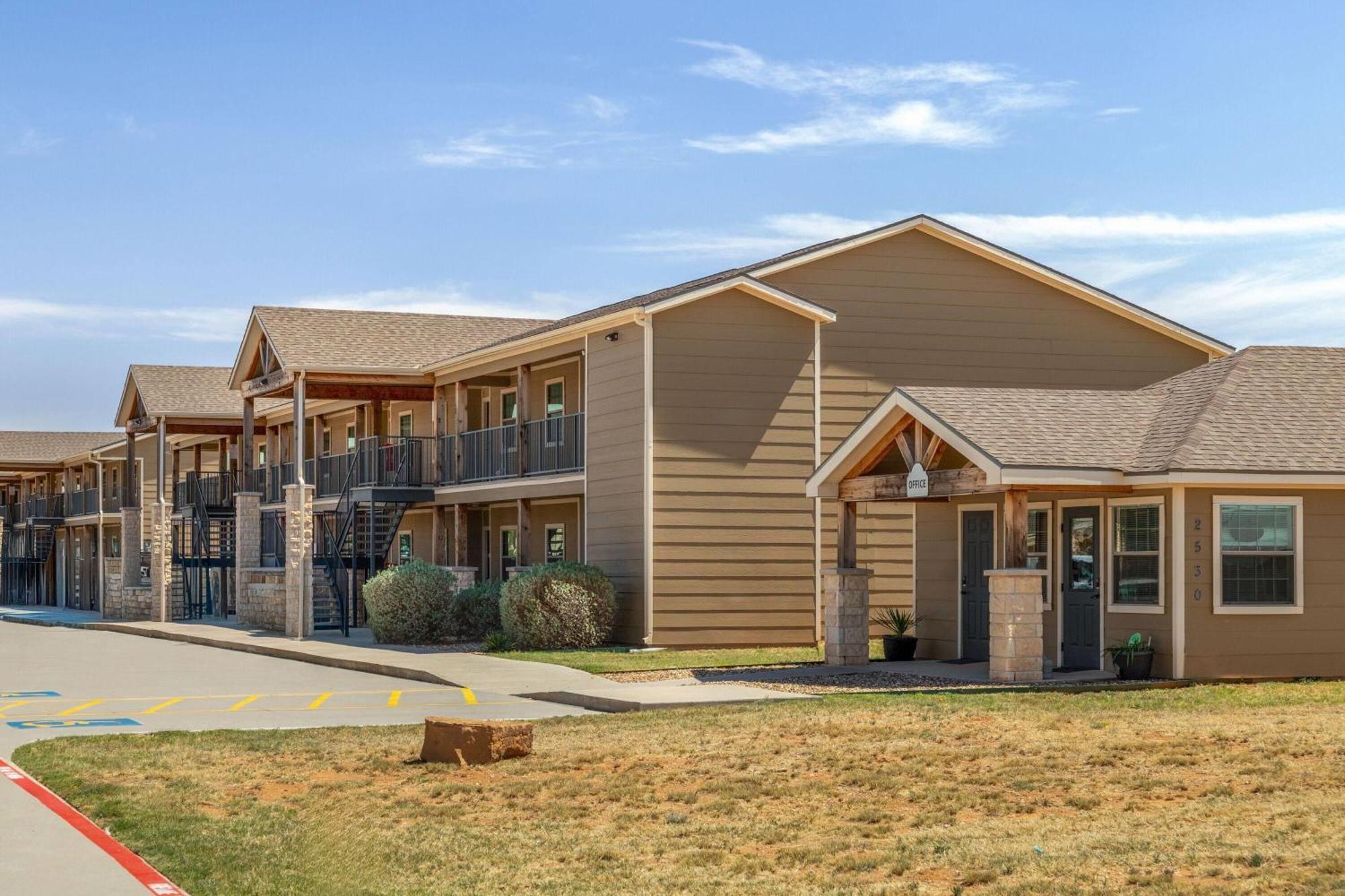 Eagle'S Den Suites Andrews A Travelodge By Wyndham Exterior photo