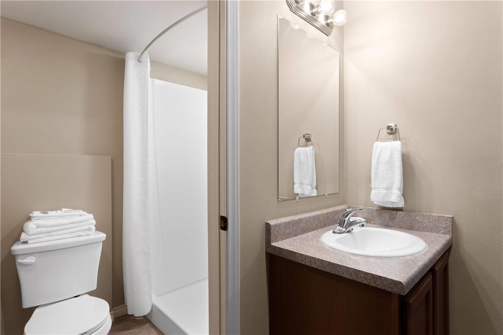 Eagle'S Den Suites Andrews A Travelodge By Wyndham Room photo
