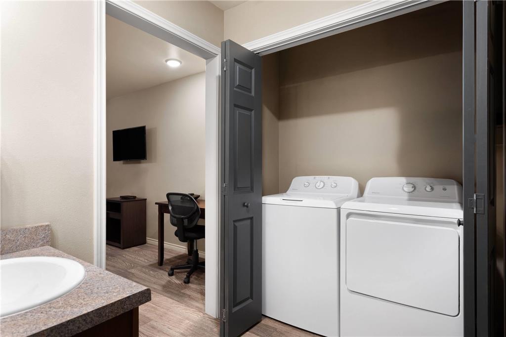 Eagle'S Den Suites Andrews A Travelodge By Wyndham Room photo